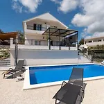 Scenic Sea View,three Bedroom With Pool בית נופש