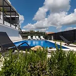 Scenic Sea View,three Bedroom With Pool בית נופש