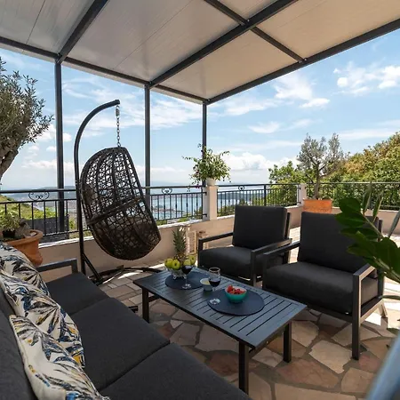 Scenic Sea View,three Bedroom With Pool *