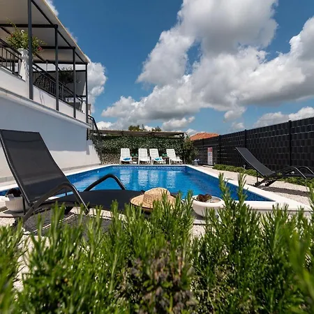 Scenic Sea View,three Bedroom With Pool * Traù