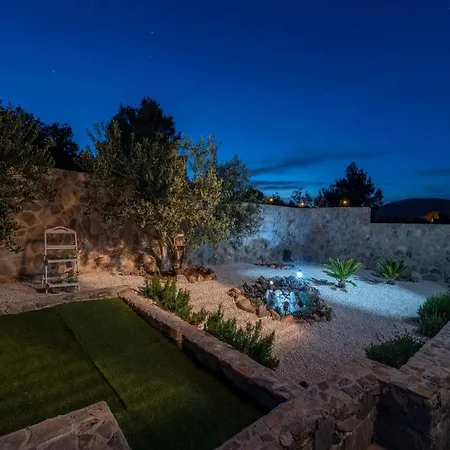 Scenic Sea View,three Bedroom With Pool Traù