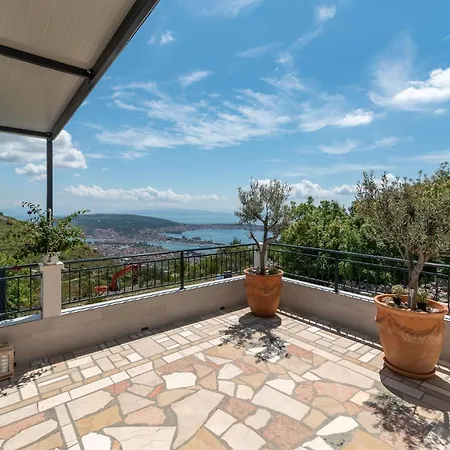Casa vacanze Scenic Sea View,three Bedroom With Pool Traù