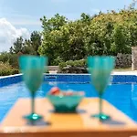 別荘 Scenic Sea View,three Bedroom With Pool トロギール