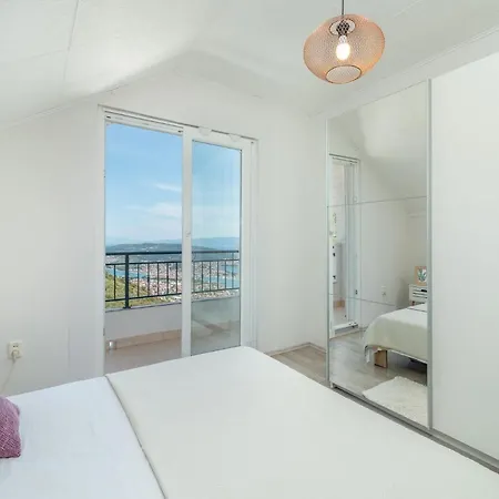 Scenic Sea View,three Bedroom With Pool Дом отдыха Трогир