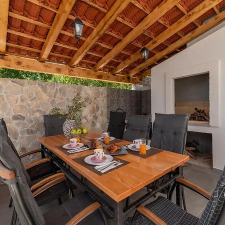 Scenic Sea View,three Bedroom With Pool Дом отдыха