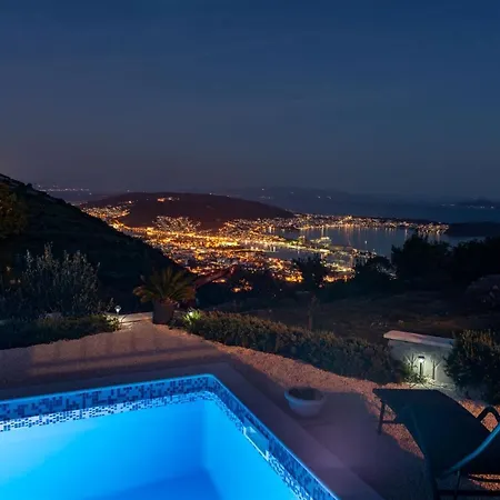 Дом отдыха Scenic Sea View,three Bedroom With Pool Трогир