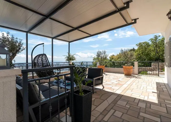 Scenic Sea View,three Bedroom With Pool *